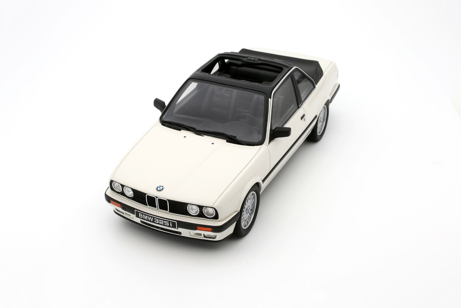 BMW E30ツーリング 1/18 ホワイト OTTOモデル